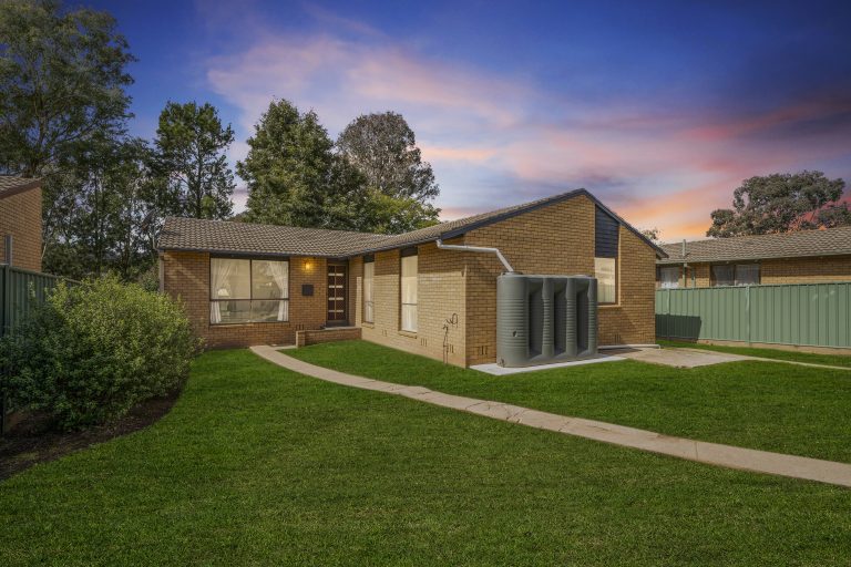 6 Macqueen Place, CHARNWOOD  ACT  2615