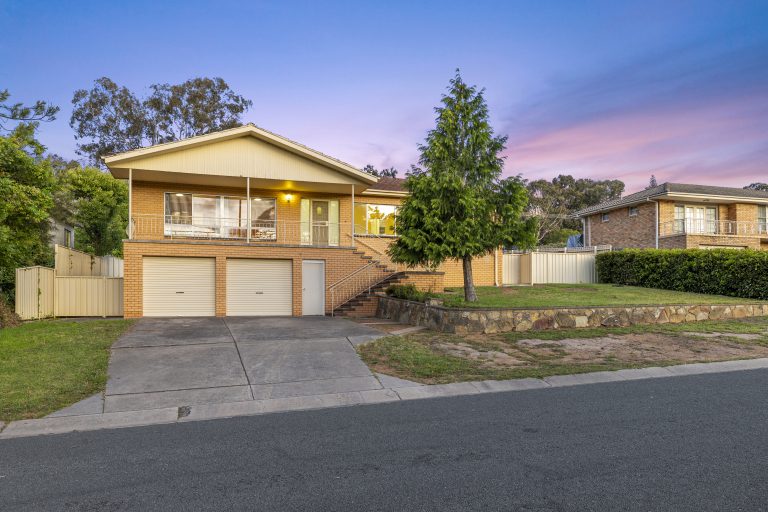 17 Mathieson Crescent, WEETANGERA  ACT  2614