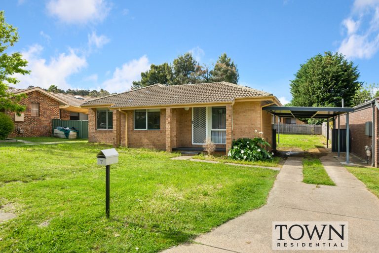 7 Dorrit Black Crescent, LYNEHAM  ACT  2602