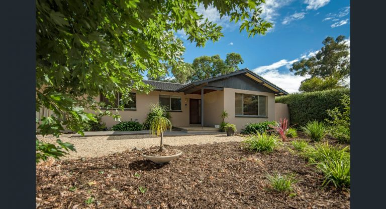 11 Burara Crescent, WARAMANGA  ACT  2611