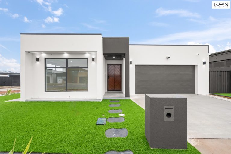 23 Baas Becking Street, WHITLAM  ACT  2611