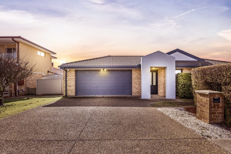 67 Delma View, GUNGAHLIN  ACT  2912