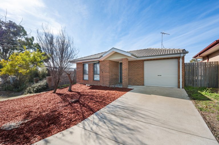 10 Isbister Street, MACGREGOR  ACT  2615