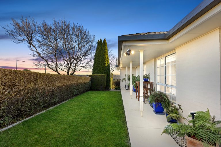 33 Delma View, GUNGAHLIN  ACT  2912