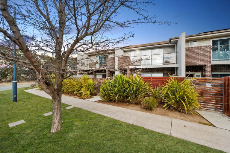 2/33 Ronald Walker Street, CASEY  ACT  2913